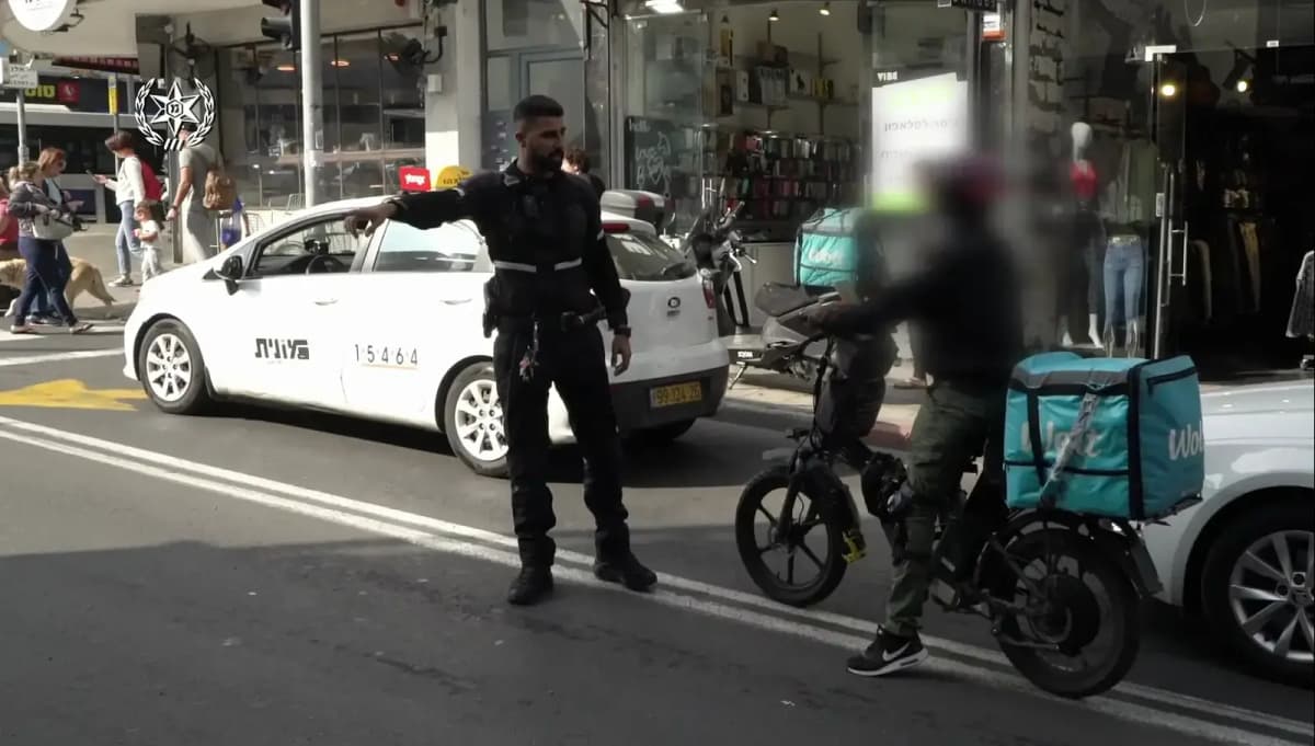השליחים על אופניים חשמליים משתוללים: אז למה האכיפה בירידה?