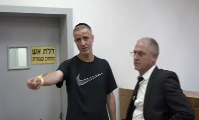 המשטרה הציגה 3 קלסרים נגד מוסלי - והודתה: "לא הצלחנו לגבש תשתית ראייתית"