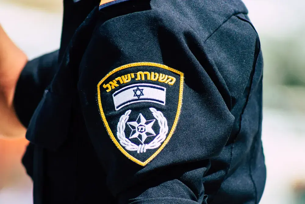 שוטר נאשם בתקיפת נער: כיבה מצלמה, חנק אותו והצמיד טייזר לראשו
