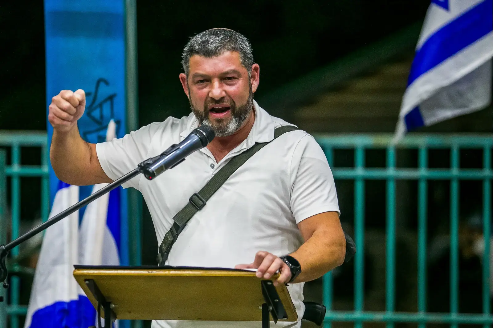 "בוגד בעם היהודי": המוני חרדים התפרעו - ותקפו את עופר וינטר