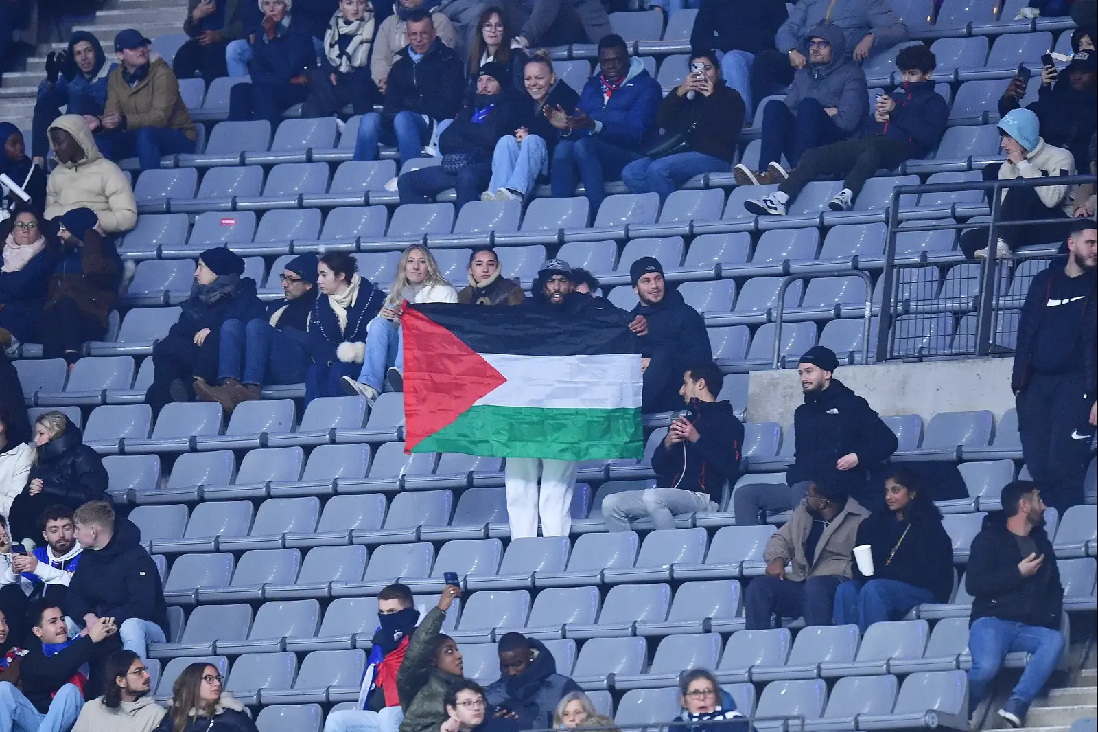 ניסו להכניס דגל פלסטין למשחק מול הפועל באר שבע ונשלחו לכלא