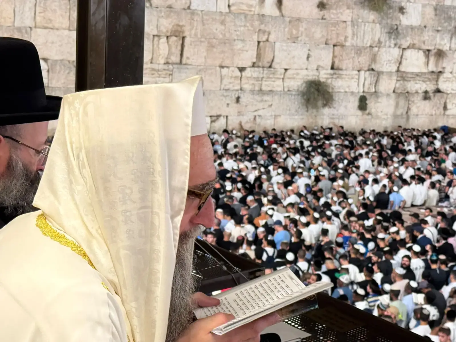 רבבות מתפללים ברחבת הכותל - גם נתניהו צפוי להגיע | ישיר