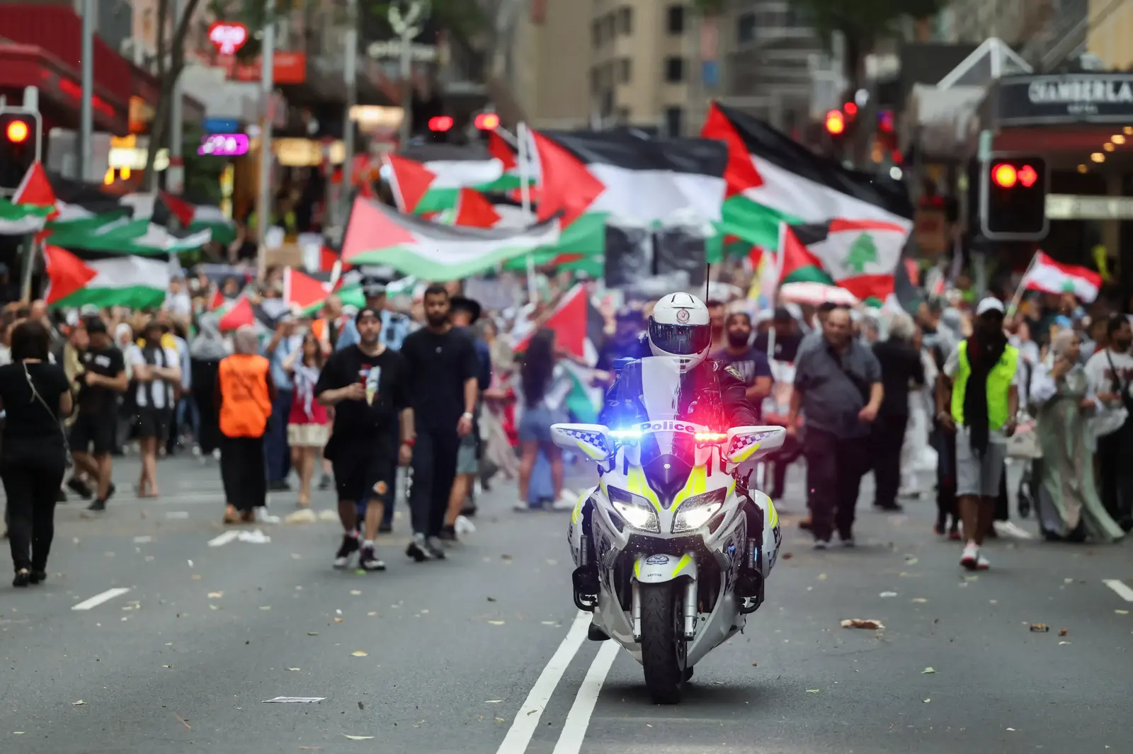הסתה לשנאה בטורונטו: 8 נאשמים הניפו שלטים אנטישמים - בלב שכונה יהודית