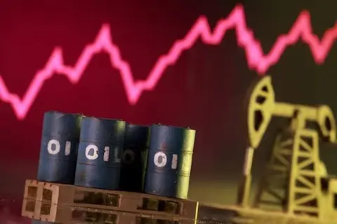 זינוק בשווקים: מחירי הנפט חוצים את רף 100 הדולרים על רקע איומים במפרץ