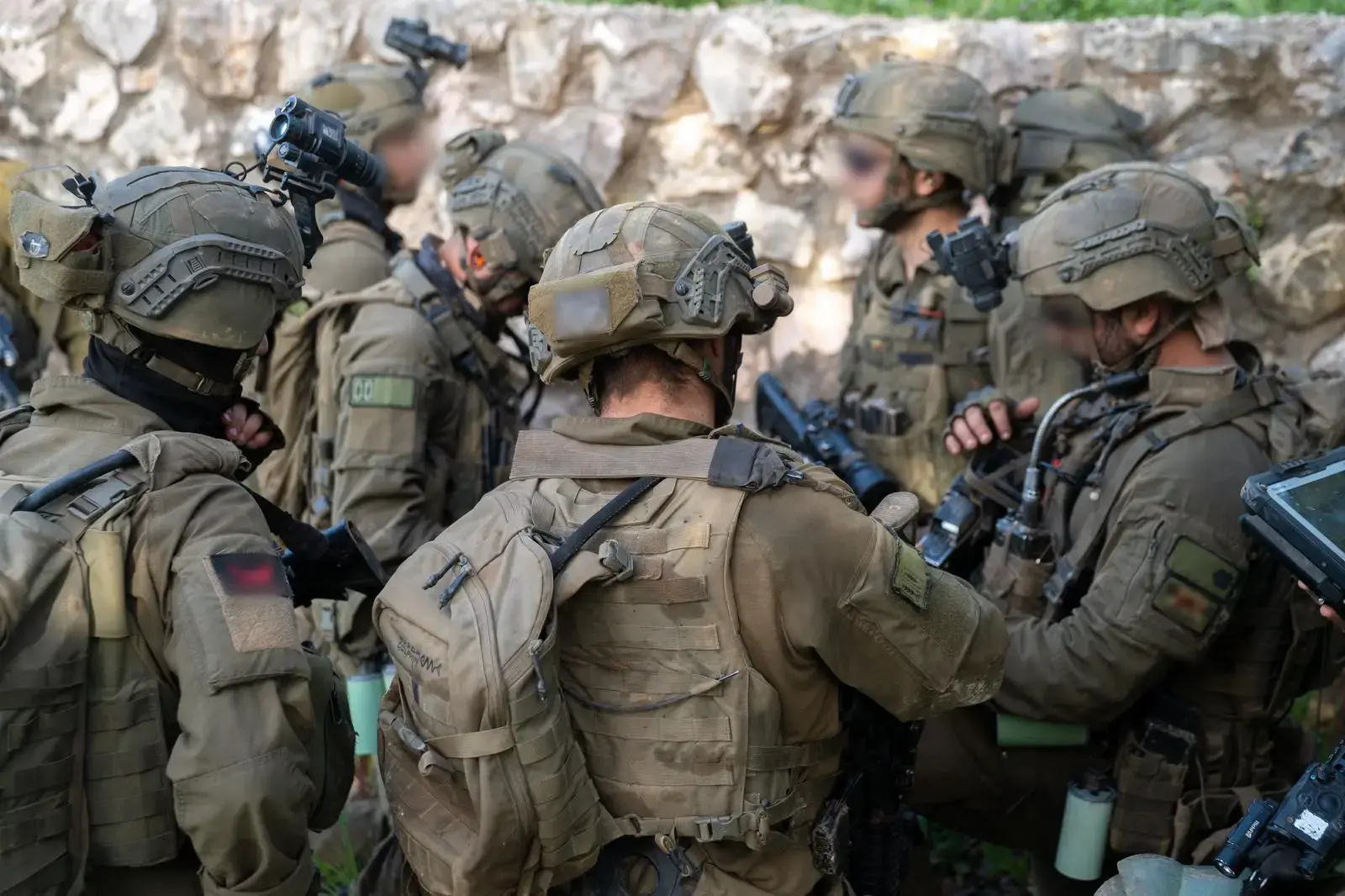 פרשת דרכים: בלבנון רוצים להתקדם בפירוק חיזבאללה מנשקו, אך חוששים מההשלכות