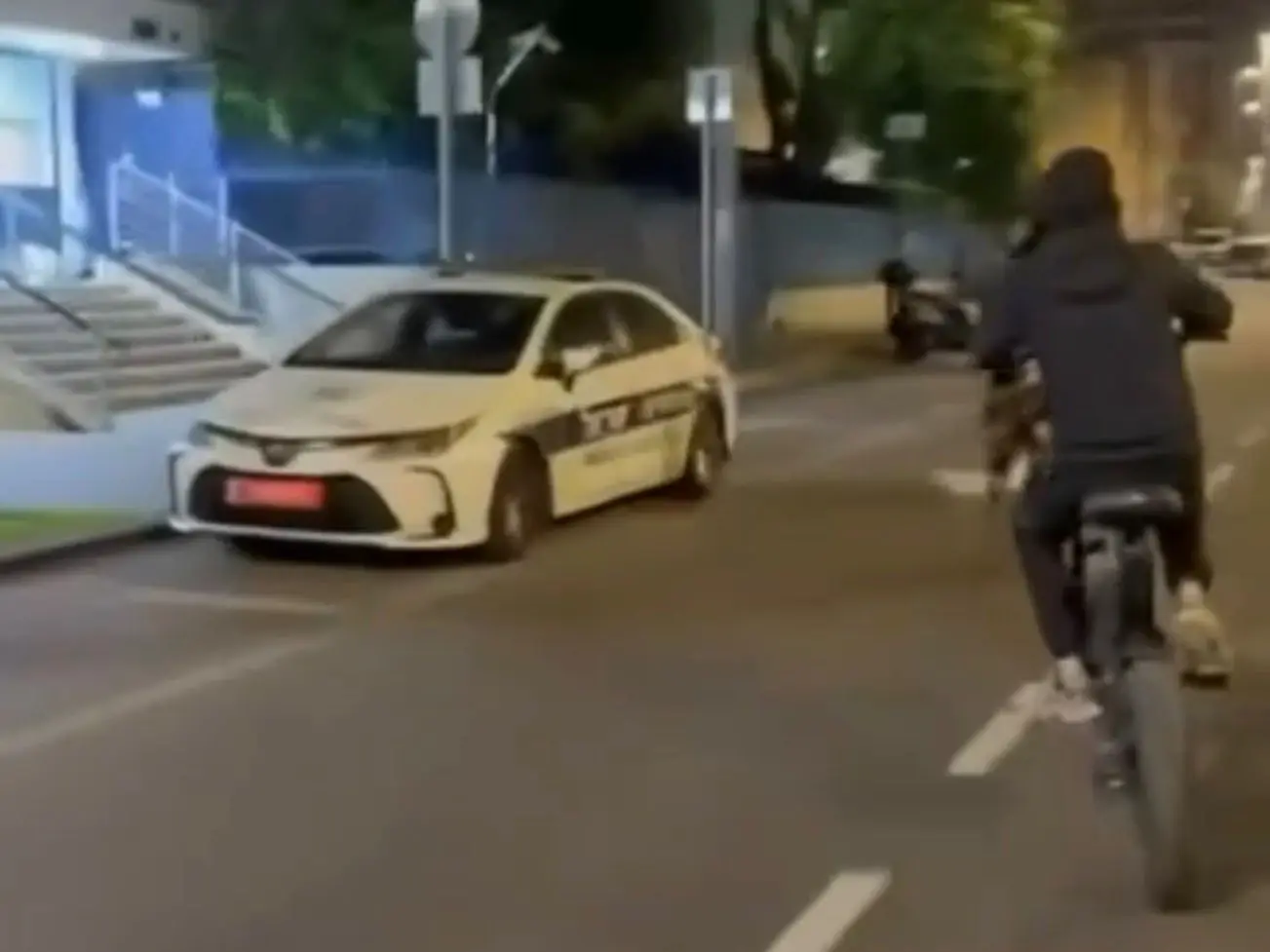 "שני נערים מרביצים לילד קטן - אולי יש שם סכין": התקרית בנתניה שבה נעצר בן 15 וטען לאפליה | האזינו