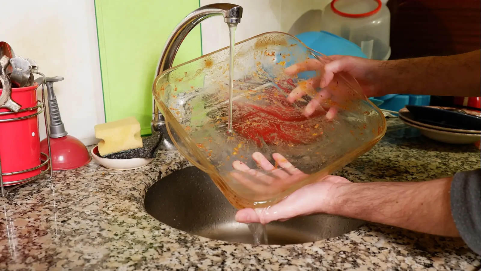 היפטרו מכתמים עקשניים על כלי מטבח בעזרת מרכיב אחד - וזה לא סבון כלים