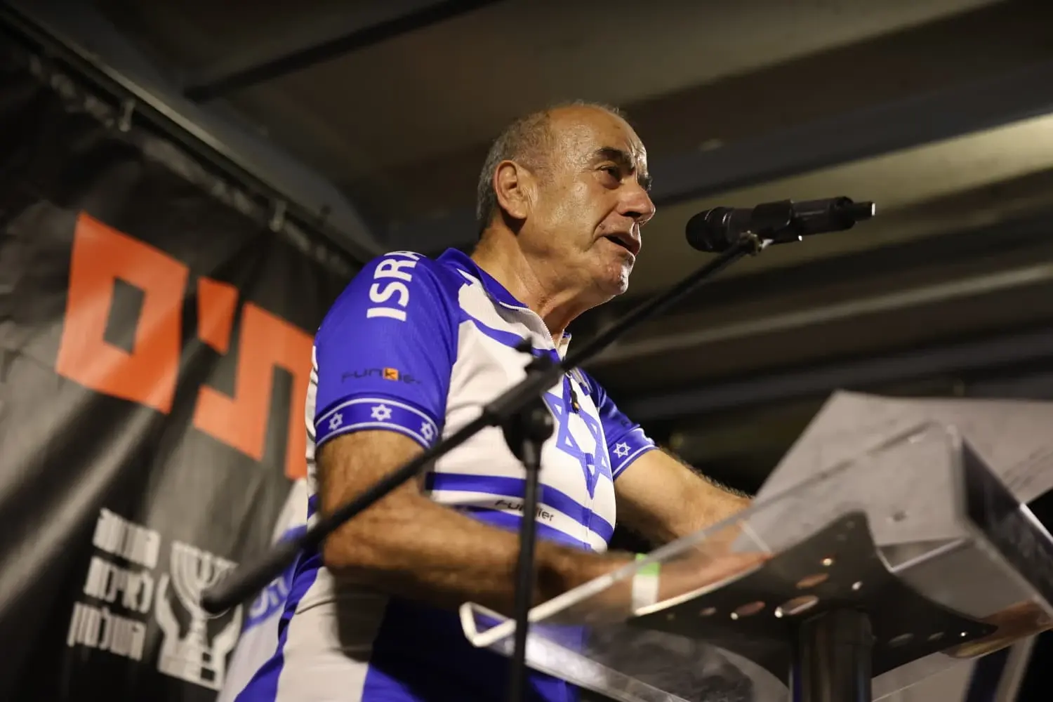 הפגנה בכיכר הבימה: "כל המעורבים צריכים ללכת הביתה - חליפות ומדים כאחד"