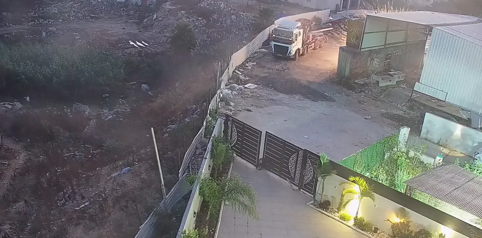 השליך רימון לעבר מתחם מגורים - ונמלט: כך מחסלים חשבונות בסכסוך משפחות | תיעוד