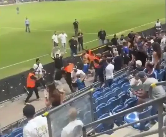 המשטרה עצרה את המאבטח שהיכה את אוהד הפועל פ"ת עם מוט ברזל