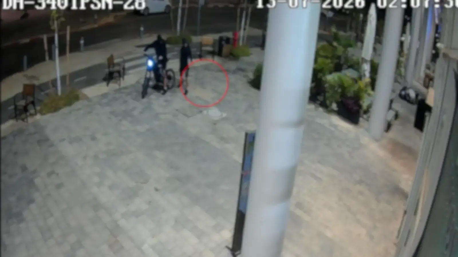 שניות של טרור פלילי: הרימון שהושלך לעבר ג'פניקה בקריית אונו - והבריחה | תיעוד