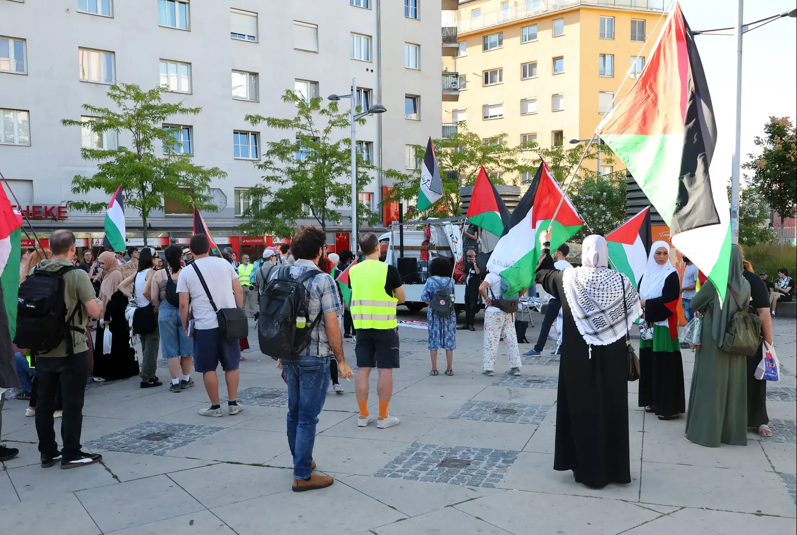 צפו: הפגנה אנטי-ישראלית לפני משחקה של בית"ר ירושלים באוסטריה
