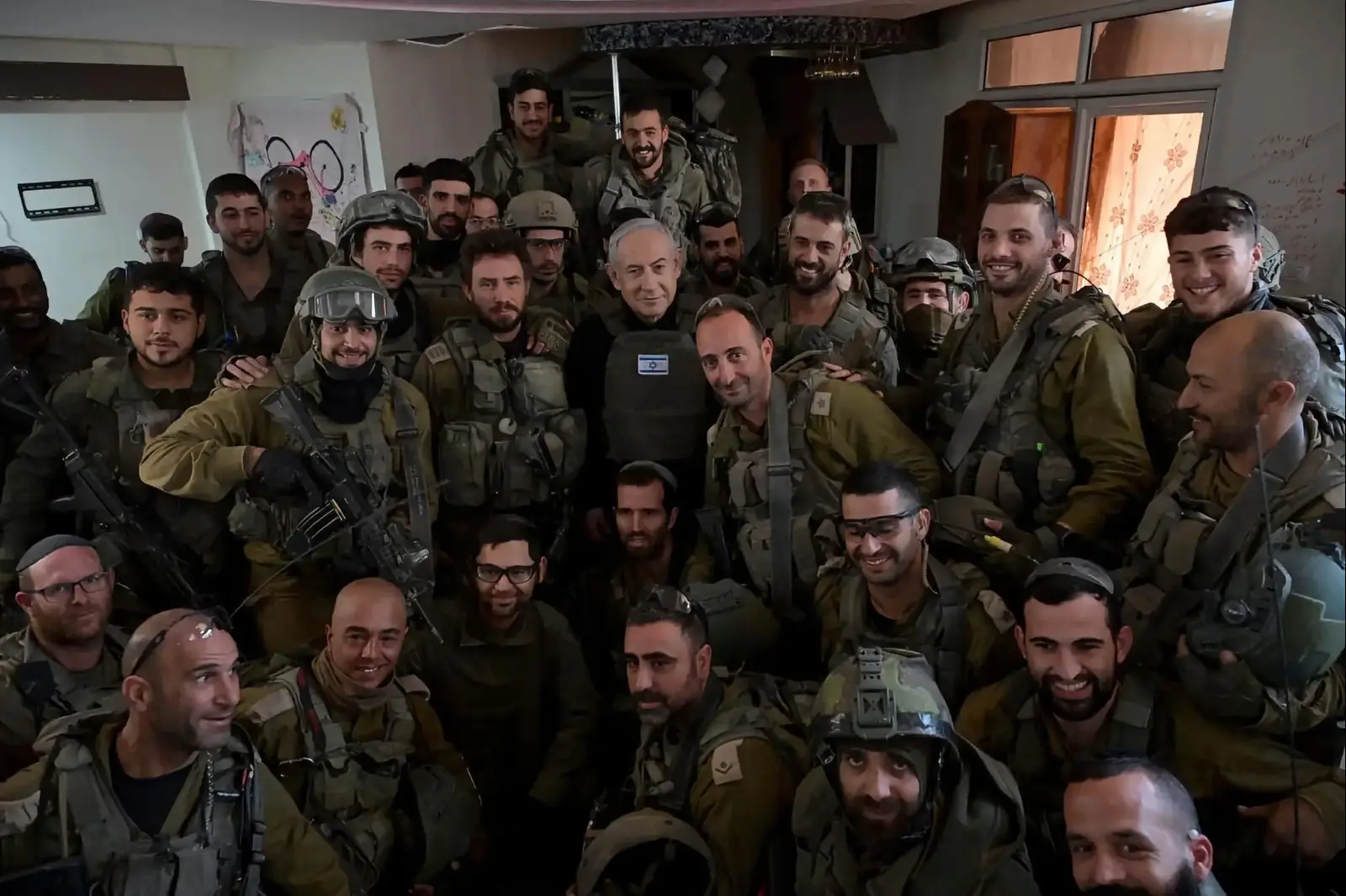 איזנקוט בעתירה לוועדת הבחירות: נתניהו משתמש בחיילים לצורך תעמולה
