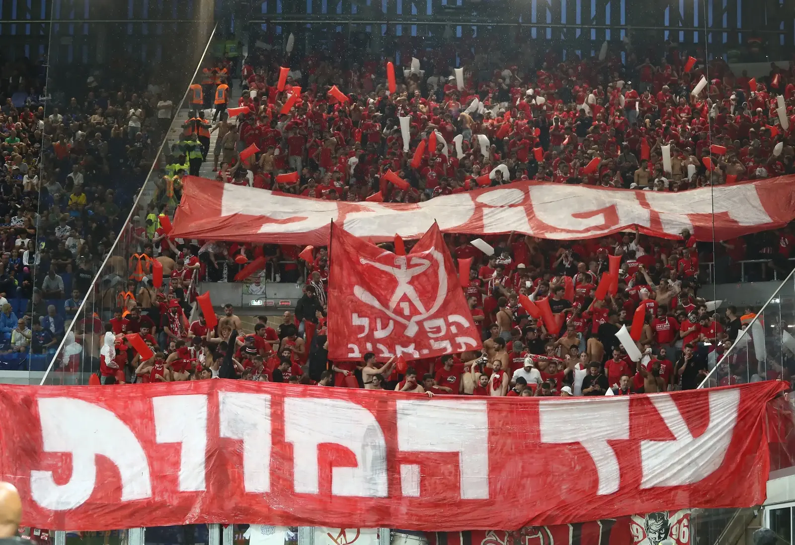 בעקבות הביקוש: הפועל ת"א בוחנת חכירת מטוסים לאוהדיה