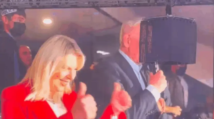 גנץ על סערת עדן בן זקן: "נתניהו עשה לה מניפולציה - מה זה המיקרופון והנאום באמצע הופעה?"