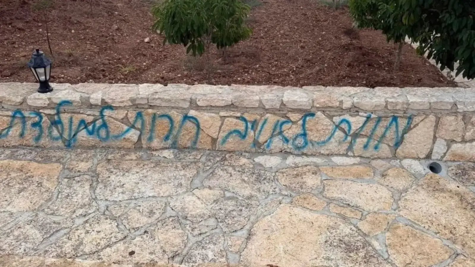 חשד לתג מחיר בכפר הפלסטיני אוצרין: הצתת מבנה, שריפת רכב וכתובות גרפיטי | צפו