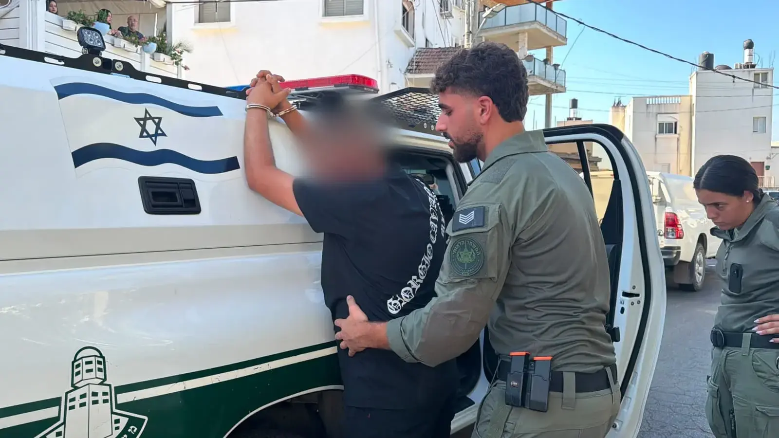 השב"חים ממשיכים להיכנס: 18 נעצרו בפשיטה בשרון | הנשק, המזומן והתיעודים