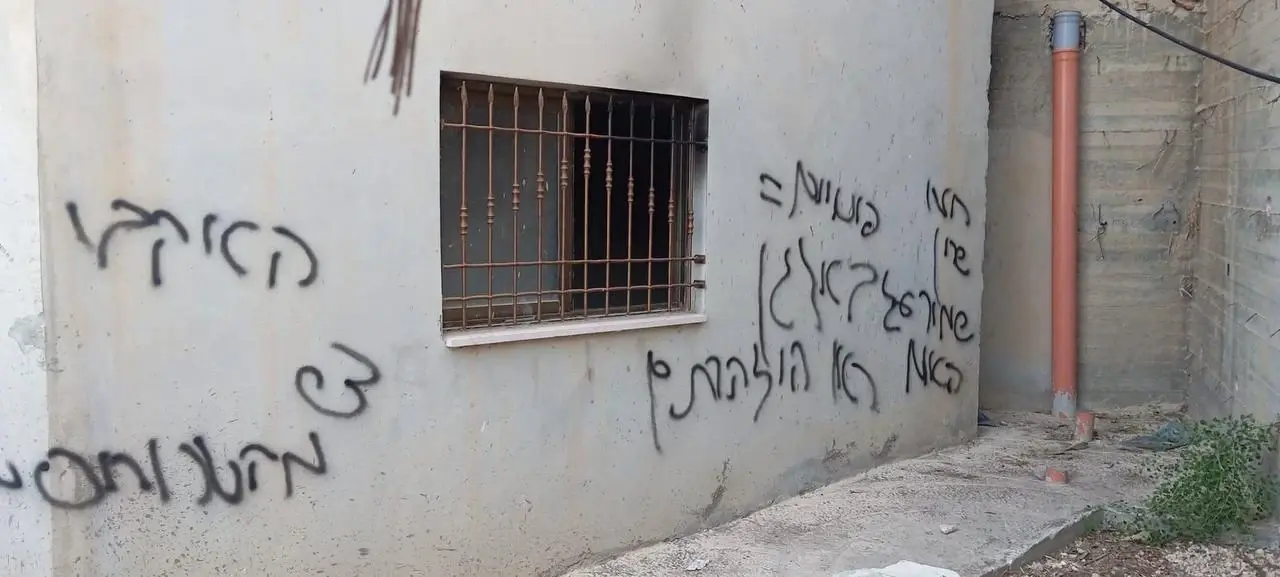 "בלאגן ראו הוזהרתם": פורעים יהודים ריססו כתובת על מסגד - והציתו אותו