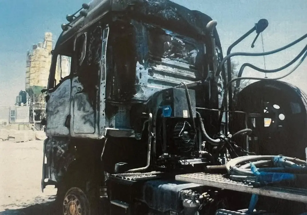 תועד ממלא ג'ריקנים בדלק - והצית מערבל בטון בשווי 700 אלף שקל | תיעוד