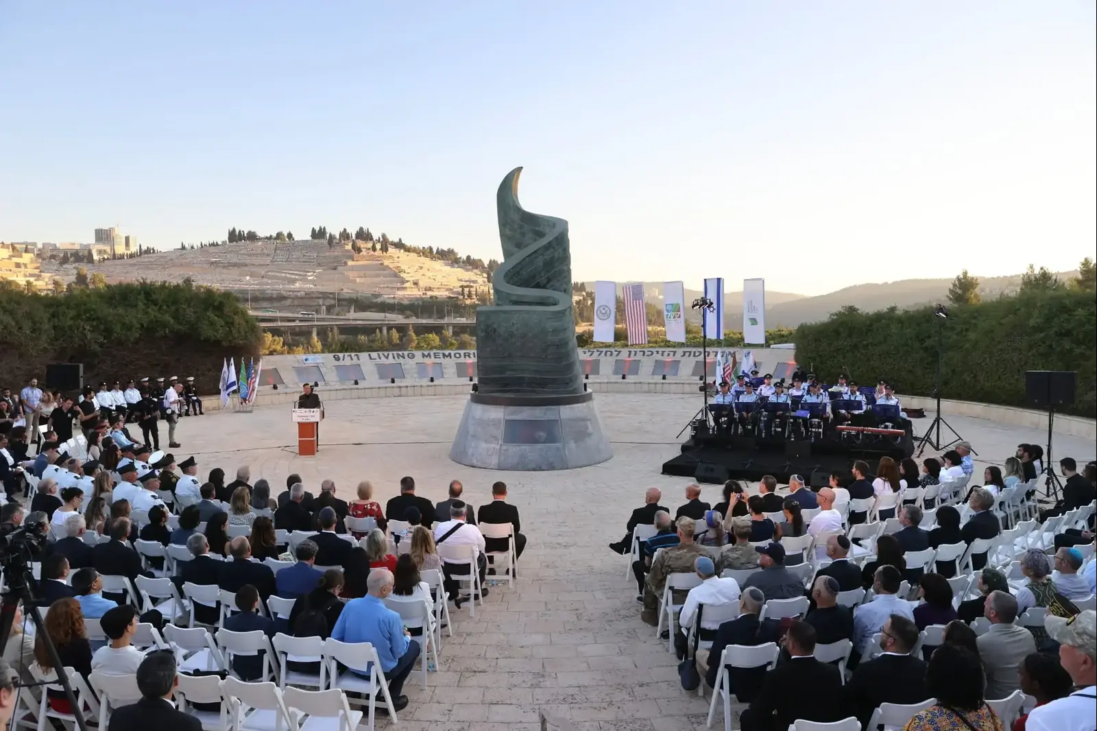 25 שנים של זיכרון: טקס הזיכרון לקורבנות פיגועי 11 בספטמבר נערך באנדרטת ההנצחה בירושלים
