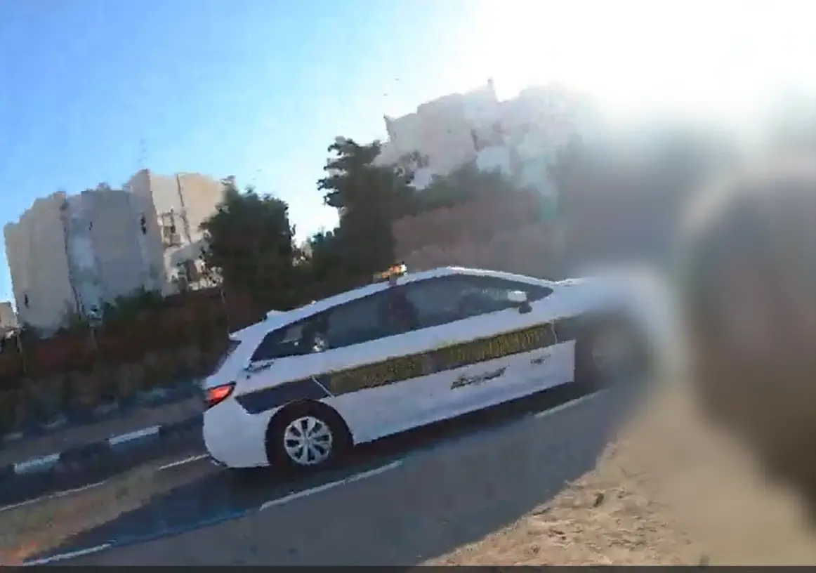תיעוד | נהג ללא רישיון, נמלט מהשוטרים ואיים: "אני אשרוף לך את הילדים"