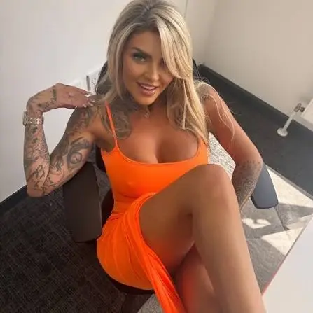 עצר מסיבת עיתונאים כדי להתחיל עם כוכבת OnlyFans