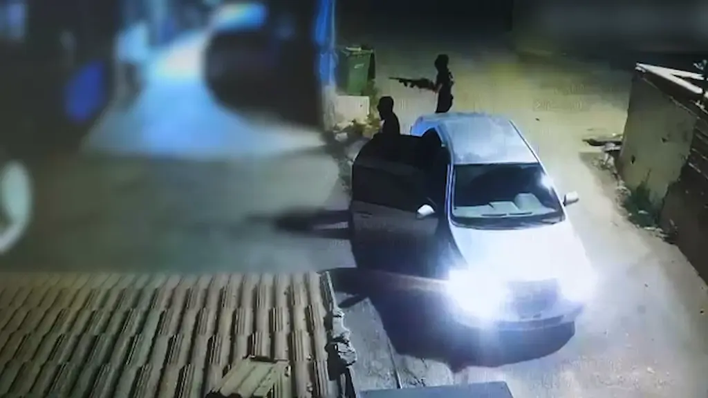 ירו על בית, נמלטו - ואז פתחו באש על השוטרים שרדפו אחריהם | תיעוד