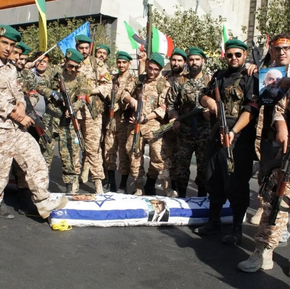 מפגן כוח בטהרן: מאות אלפים הצהירו כי יתגייסו להילחם בארה"ב ובישראל | תיעוד