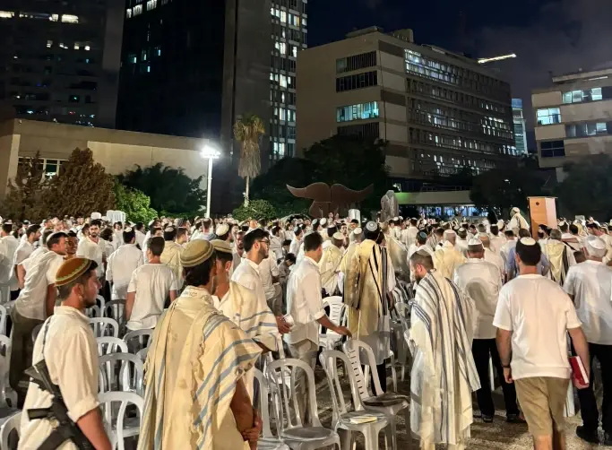 אחרי שובם של החטופים: תפילת יום הכיפורים בכיכר קיבלה משמעות חדשה | צפו בתיעוד