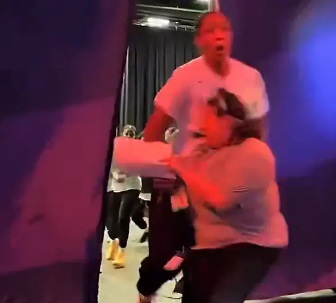 כמעט נגמר באסון: כוכבת ה-WNBA העיפה לרצפה עובדת בדרך לפרקט