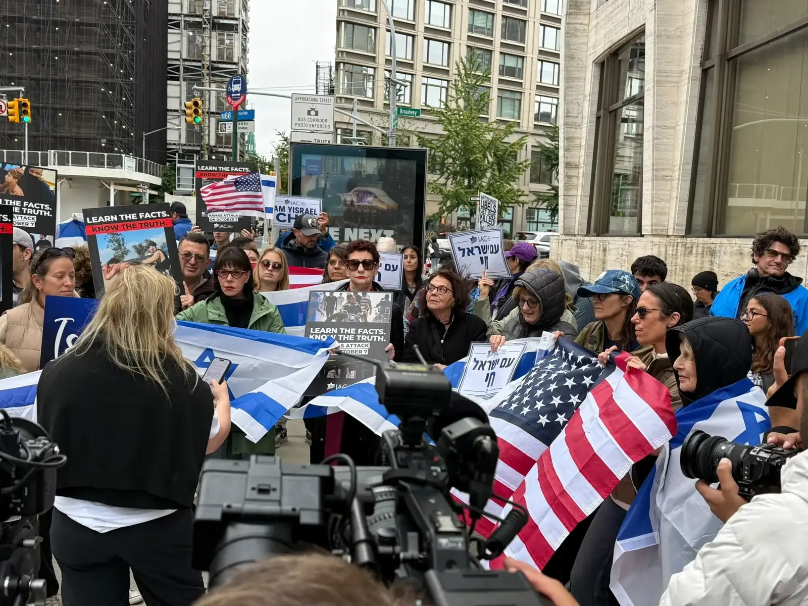"לא נאפשר למחוק את 7 באוקטובר": עצרת מחאה מול הקרנת "נז"א" בניו יורק