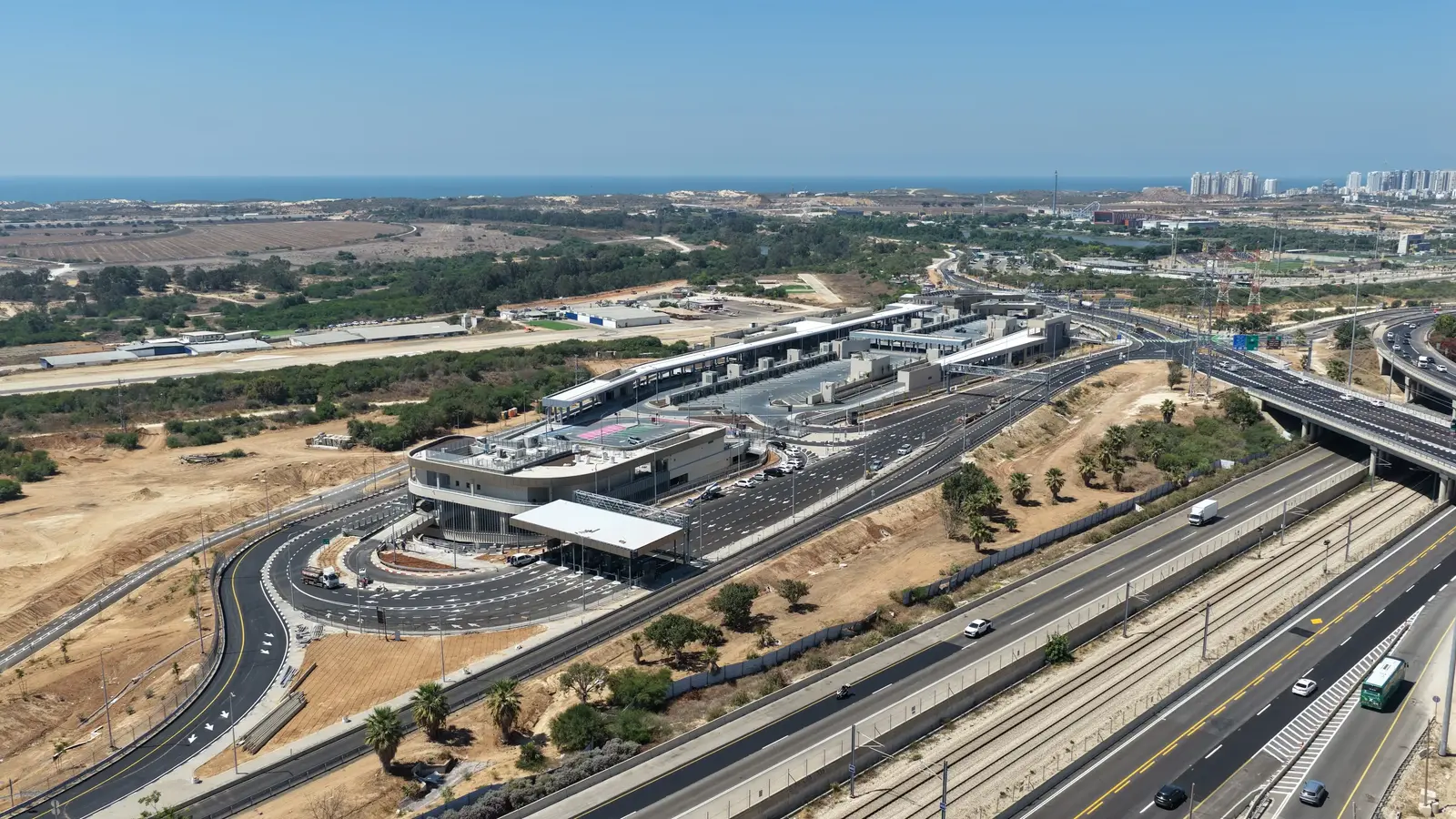 מיום ראשון: חניון ענק ברשל"צ ושאטלים בחינם לתל אביב