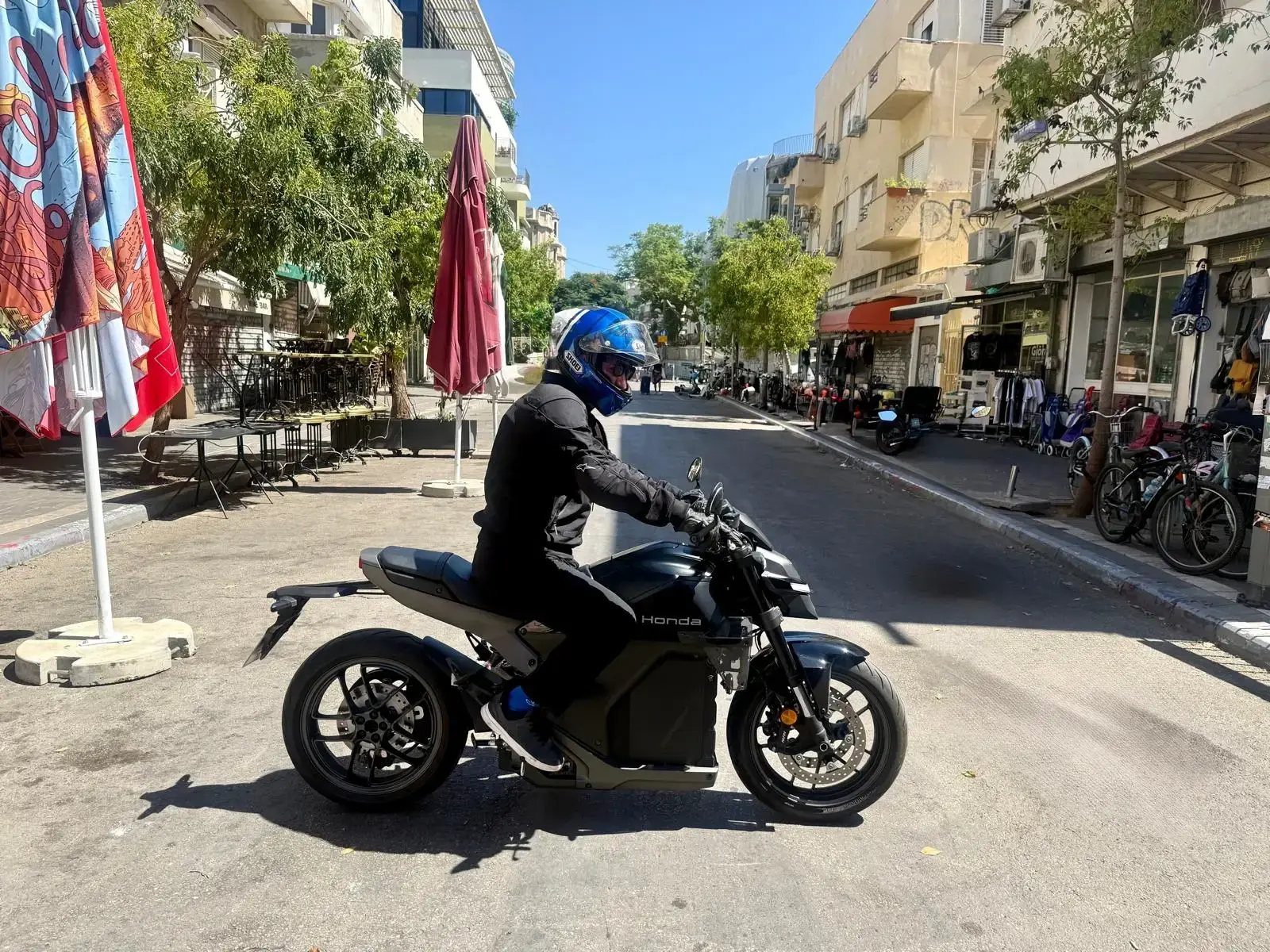 הדלק מתייקר? דני קושמרו בוחן את האופנוע החשמלי הראשון של הונדה