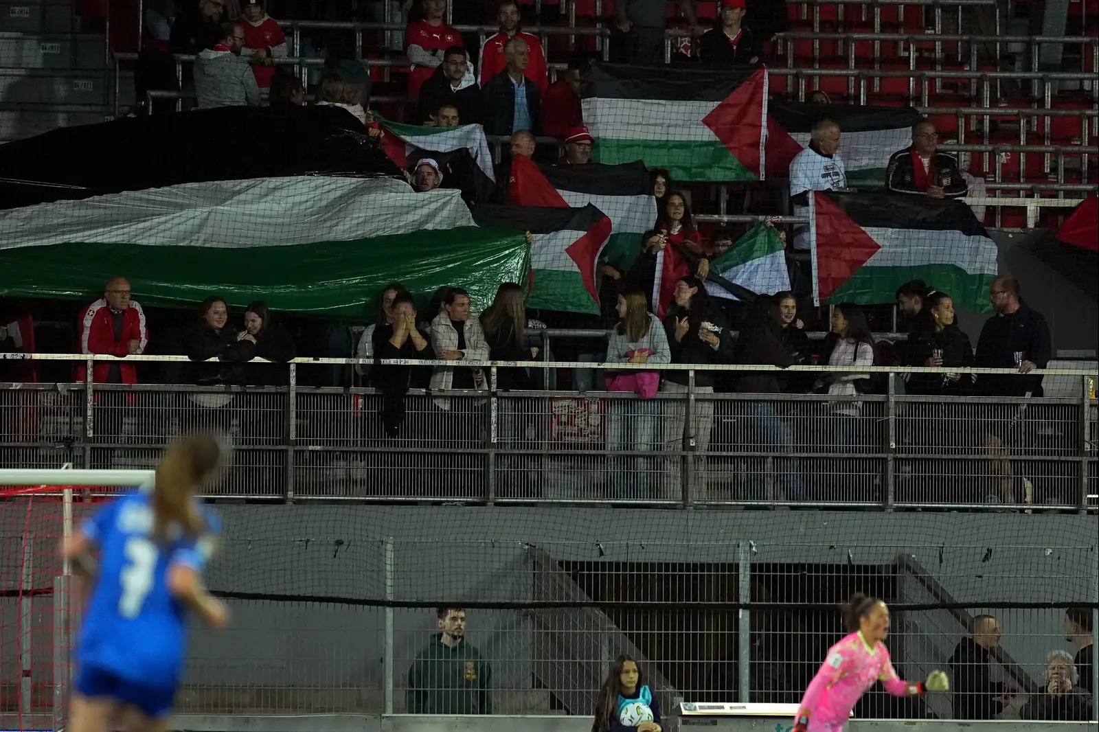 למרות האיסור: שלל דגלי פלסטין הונפו במשחק נבחרת הנשים בשוויץ