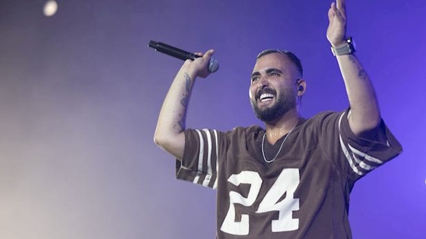 אושר כהן ותעלומת השיפודים: מי פינק אותו בשולחן של "עובד בכפר"?
