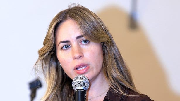 אדווה דדון: "מנסה לדווח מלב המהומות בפריז"
