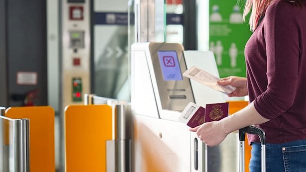 דרמת ענק בכניסה לישראל: 33 נוסעים נתפסו עם דרכונים מזויפים