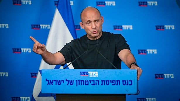 נפתלי בנט נתבע ב-200 אלף שקל: ההורים השכולים דורשים התנצלות