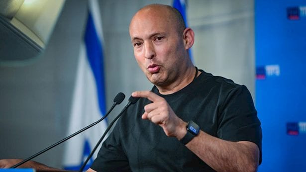 נפתלי בנט: "אני לא מסרתי סנטימטר אדמה ונתניהו העביר הרבה שטחים"