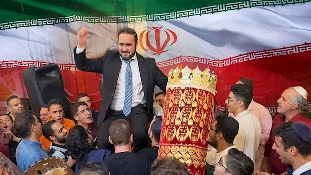 בלב איראן: מאות יהודים חגגו שמחת תורה, מדוע המשטר מאפשר זאת?