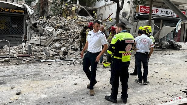 מבנה קרס בתל אביב: 5 לכודים חולצו בשלום, צירי התנועה נחסמו