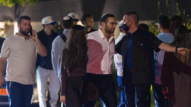 השר הגיע לבדיקה עם בנו התינוק - ואז החלה המתקפה המכוערת | צפו