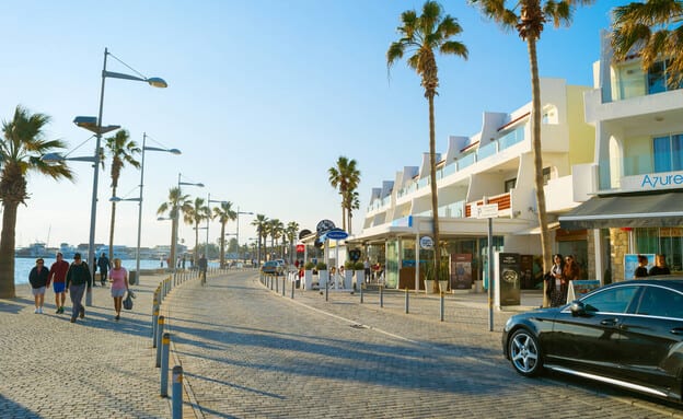 החופשה שהפכה לטרגדיה בפתח בית המשפט: אב בריטי מואשם בגרימת מות בנו הפעוט שנפל מחלון מלון בקפריסין
