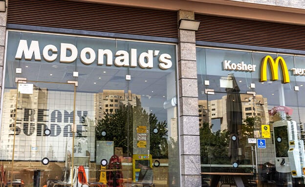 מקדונלד'ס גדולה משש הרשתות הבאות אחריה גם יחד: מפת ההמבורגרים של ישראל נחשפת