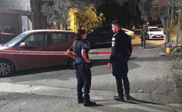 אם ובתה נדקרו מחוץ לביתן שברמלה ונמצאות במצב בינוני, קרוב משפחתן נעצר