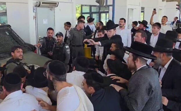 עריק נעצר ברכב גנוב במחסום עופר, עשרות חרדים הגיעו והחלו להתפרע כדי למנוע את הסגרתו | תיעוד