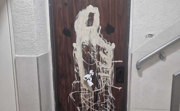 "כמו בסרט אימה": דיירי הבניין בראשון לציון חוששים מהשכן והרשויות לא מסייעות