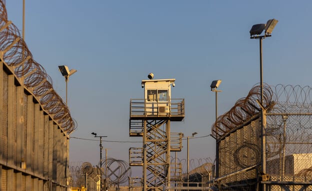 12 אנשי שב"ס נאשמים בהמתה בקלות דעת של אסיר ביטחוני ובתקיפת 8 אסירים נוספים