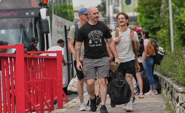 מסיר הלחץ במזרח התיכון למועדונים: אלפי לוחמי ה"אברהם לינקולן" נהנים ב"עיר החטאים" של תאילנד