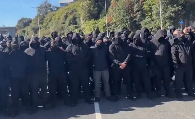 "הדם על ידיכם": מאות מפגינים רעולי פנים חסמו את הגישה לנמל דובר בבריטניה שממנו מגיעים מהגרים